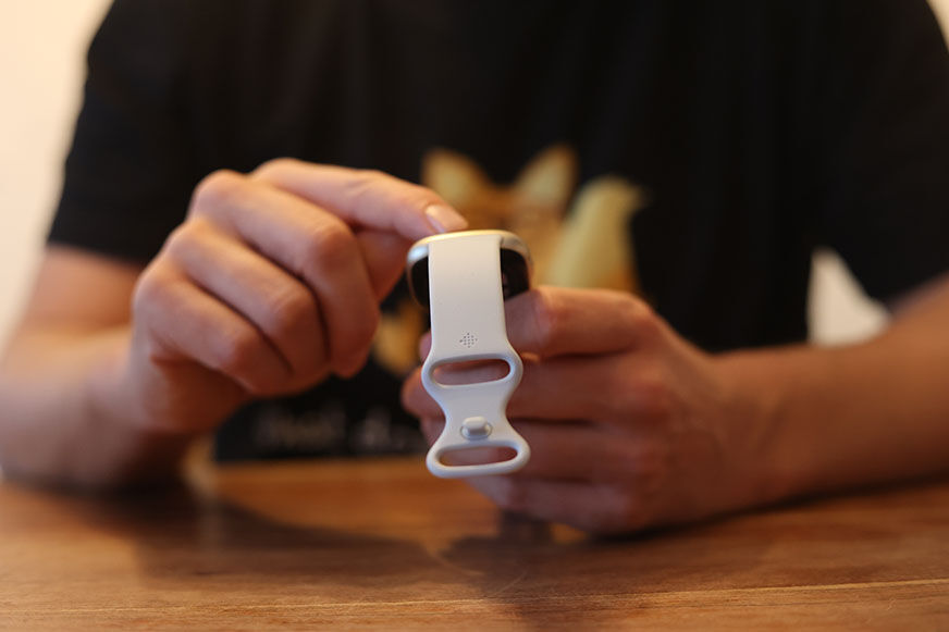 Man sieht die Fitbit Sense 2.